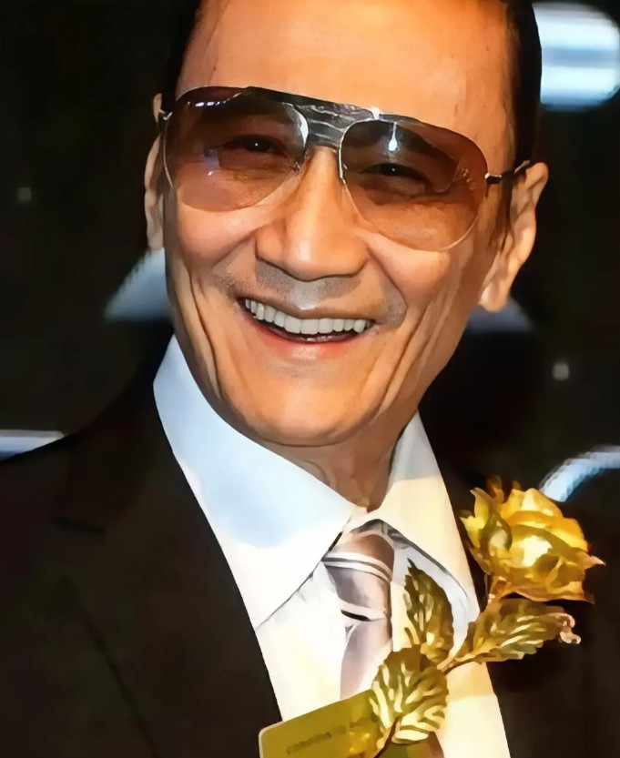 演员，谢贤说，这辈子我有过4个女人，唯独她我哭的最伤心。1955年，我20岁
