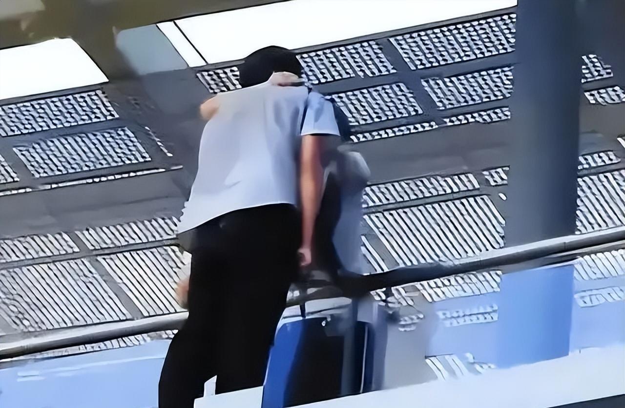 没人要你，我要你！2011年，深圳天桥上一名16岁的少年想要跳楼自杀，谁知，路过