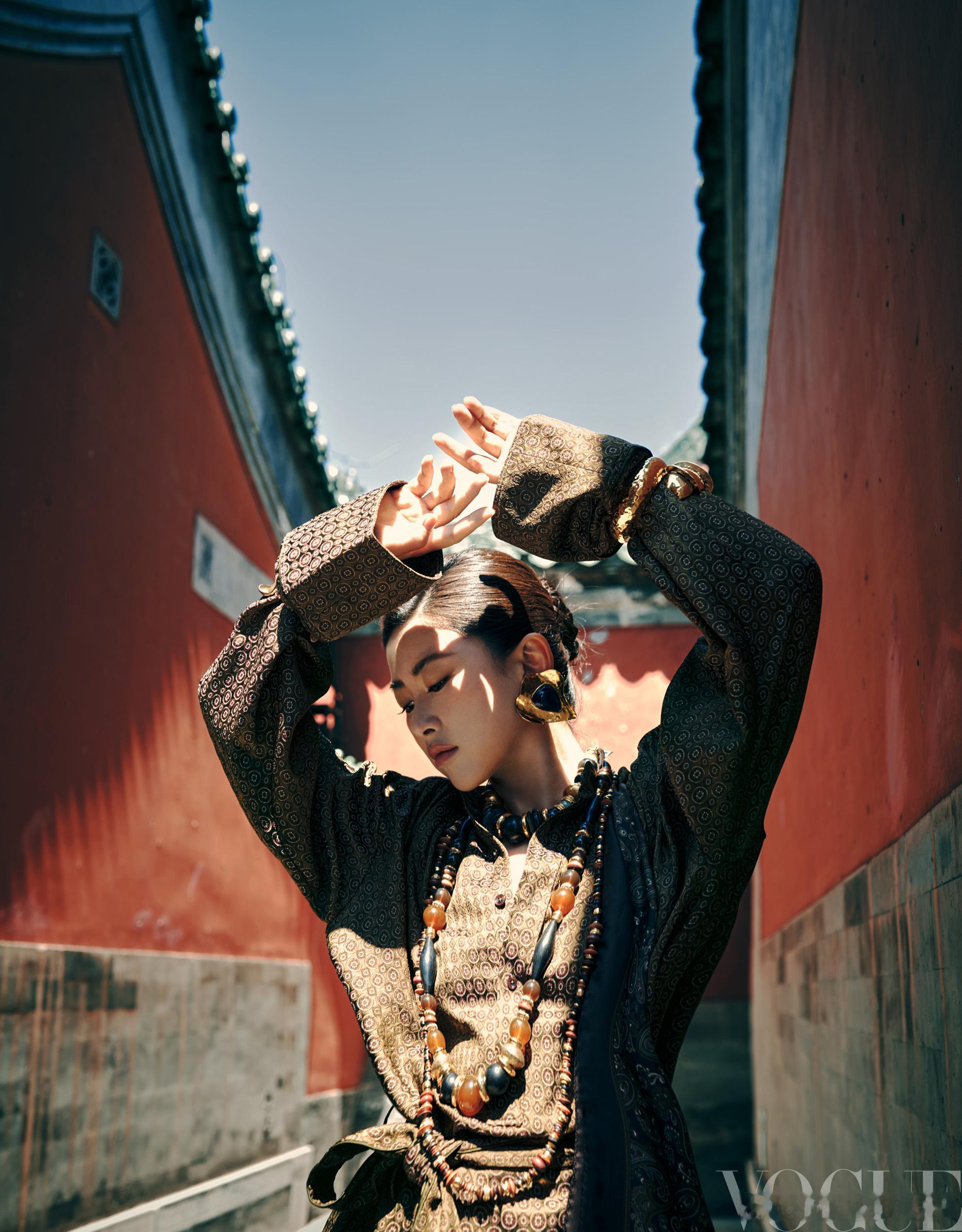 VOGUE拍出了朱珠北京大妞的局气朱珠这组VOGUE大片真的是展现了她的时尚霸