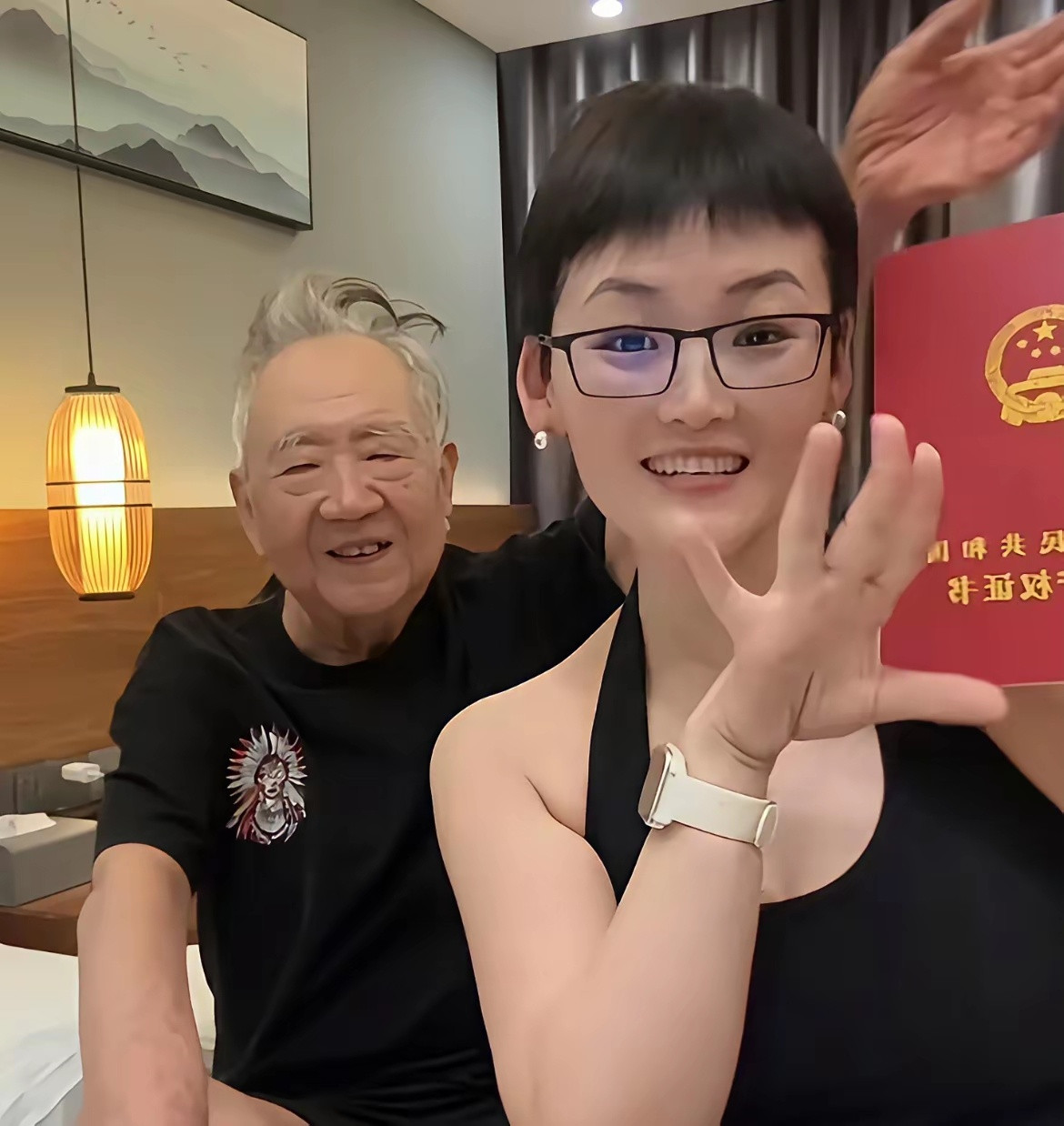 80岁书法家张伯金与小38岁妻子在家中秀恩爱。女方晒出老公为其购买的“豪宅”，