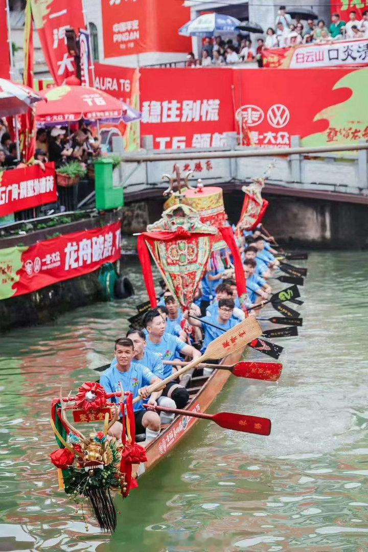 三米宽的河道开出了F1的心跳谁能想到寻常水乡小河，竟化身惊险竞速场！三米宽河道