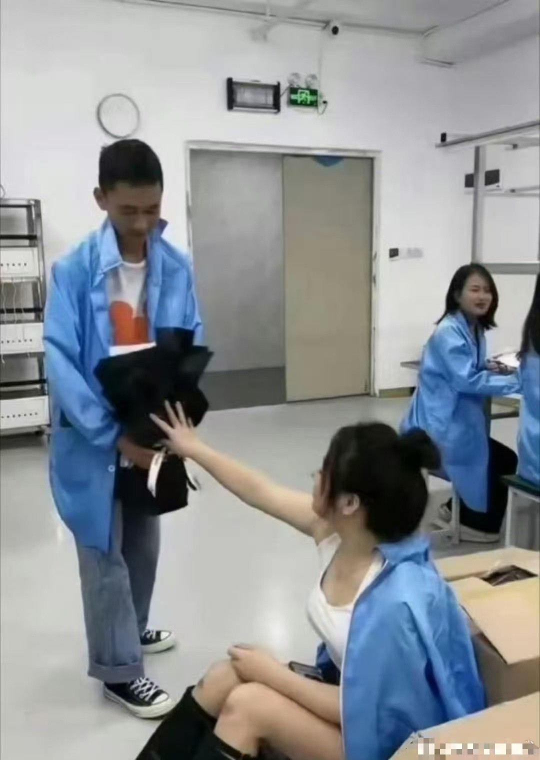 电子厂，小伙真勇啊​​​