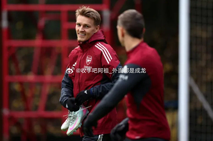 担任评论员的阿森纳旧将沃尔科特接受采访时认为，厄德高需要在埃泽爆发之后敲打自己，