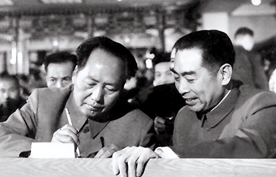 1949年，周总理在中南海见过毛主席后，穿过花园时，他无意间看到一个花匠，回到住