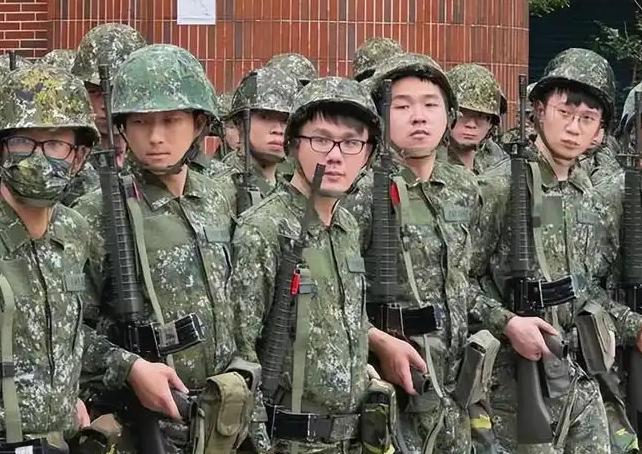 台湾军队现在出大事了，而且是那种捂都捂不住的大事！截至2025年底，台军已经