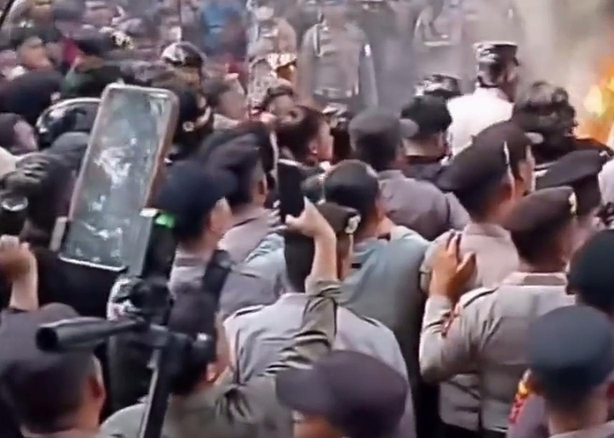 印尼国内骚乱愈演愈烈，这也让当地华人群体心有余悸，让人不禁又想起98年的那场排华
