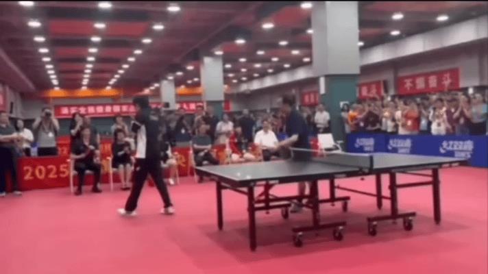 王楚钦坐到莎莎的位置，是王励勤安排的！昨天有人说什么王楚钦抢座位，非要坐莎莎的