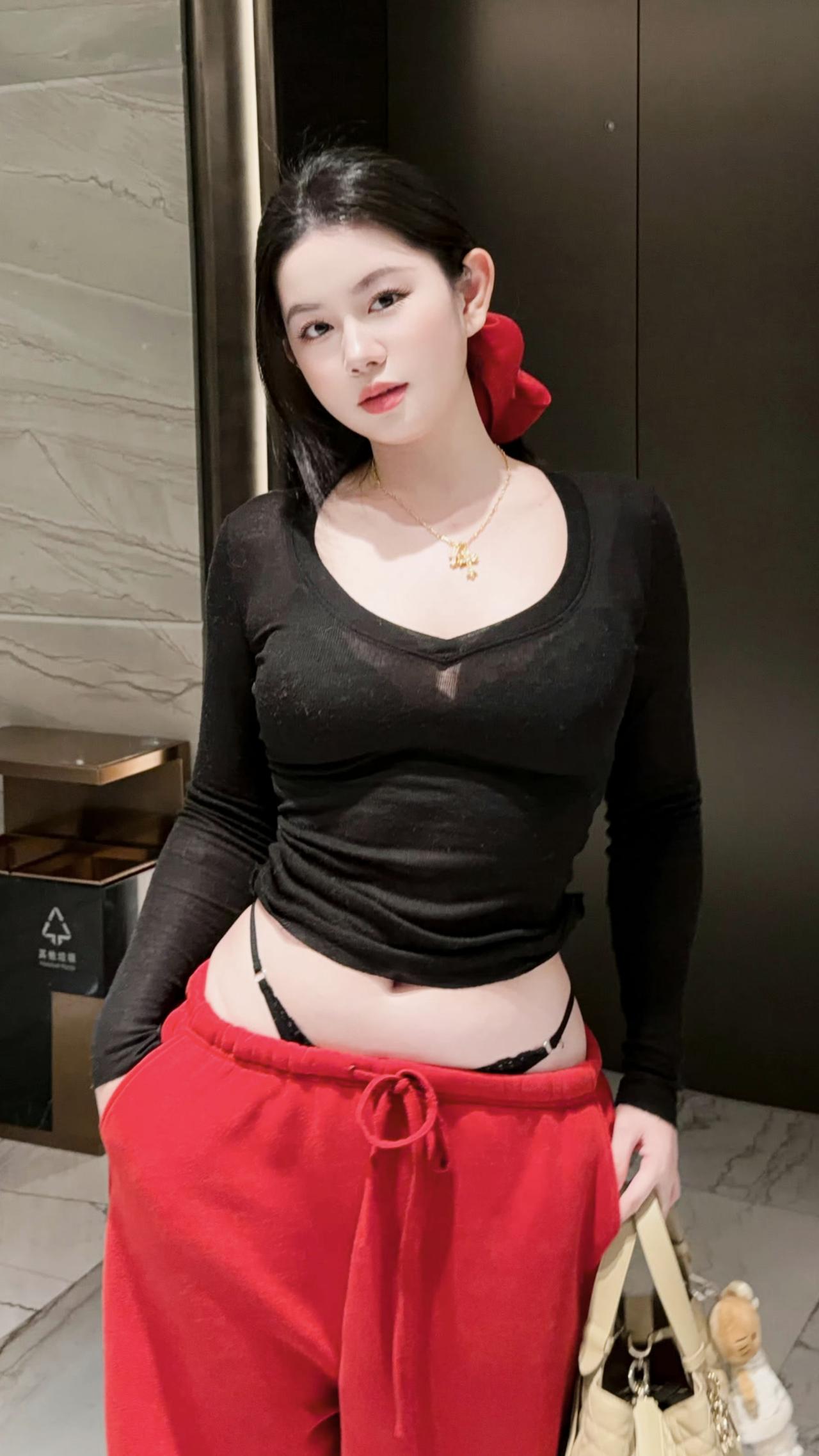 很白很美很富有，红发带红裤子红红火火。但最大的亮点还是，小姐姐A4腰露在外面的倒