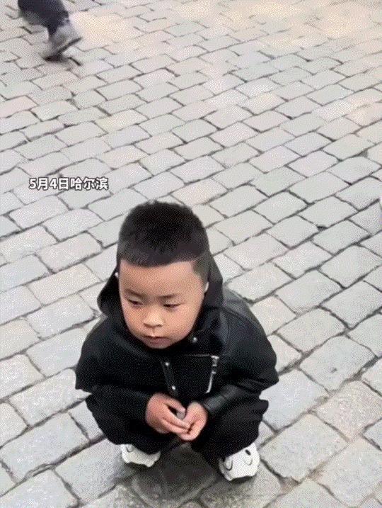 笑不活了！东北一妈妈，带着自家孩子出来逛广场，不料孩子途中去耍起了脾气，蹬在人来