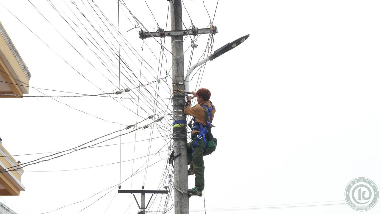 果敢同盟军为贵概县城区采购了500盏路灯并展开有序安装工作。首先保证的是缅甸联邦