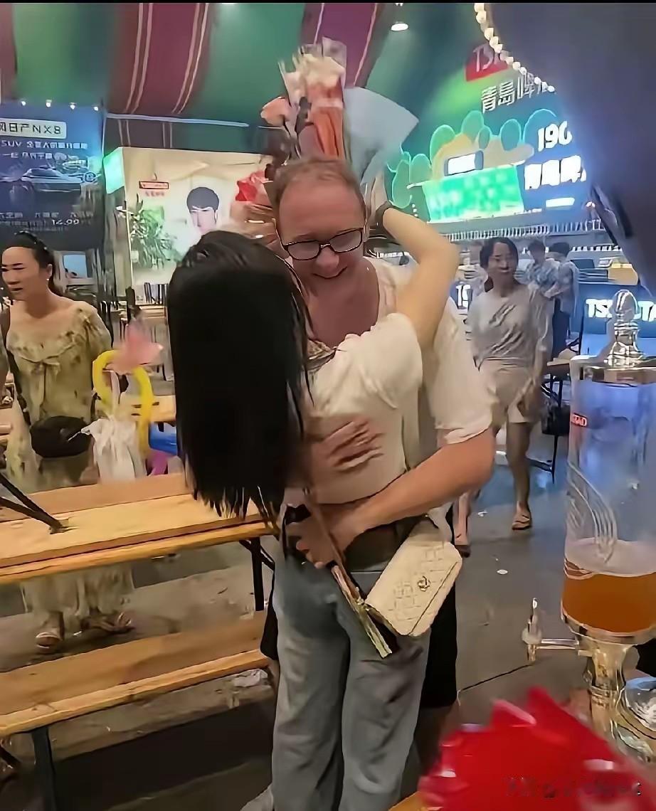 青岛台东夜市那晚，真是闹腾。一个中年老外，几盘海鲜配上几杯扎啤，随手买束花就