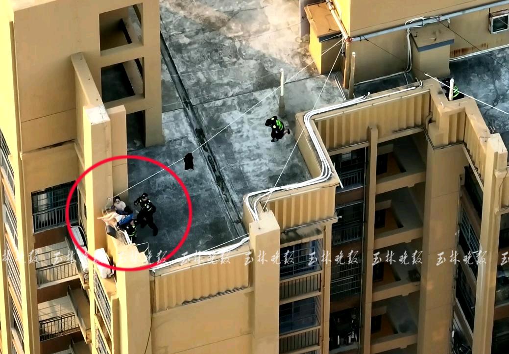 一女子站在楼顶上想轻生，一乞丐路过，想救她一命，灵机一动跑到楼顶对女子说：“既然