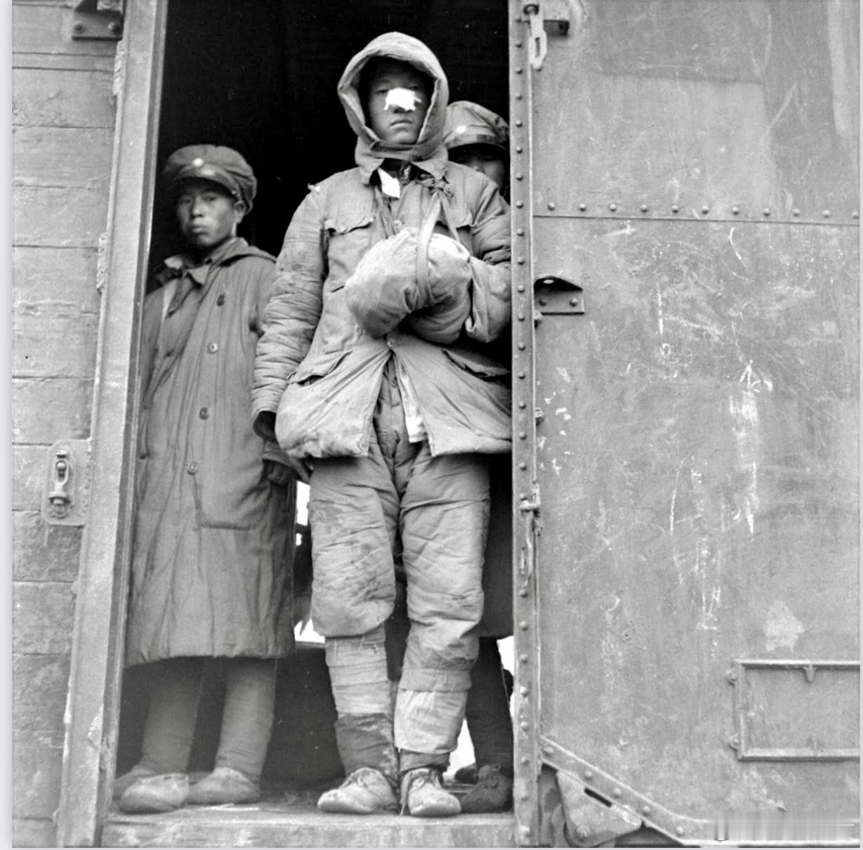 老照片：1948年末至1949年初，“徐蚌会战”中的国军伤兵。四张黑白照片，展