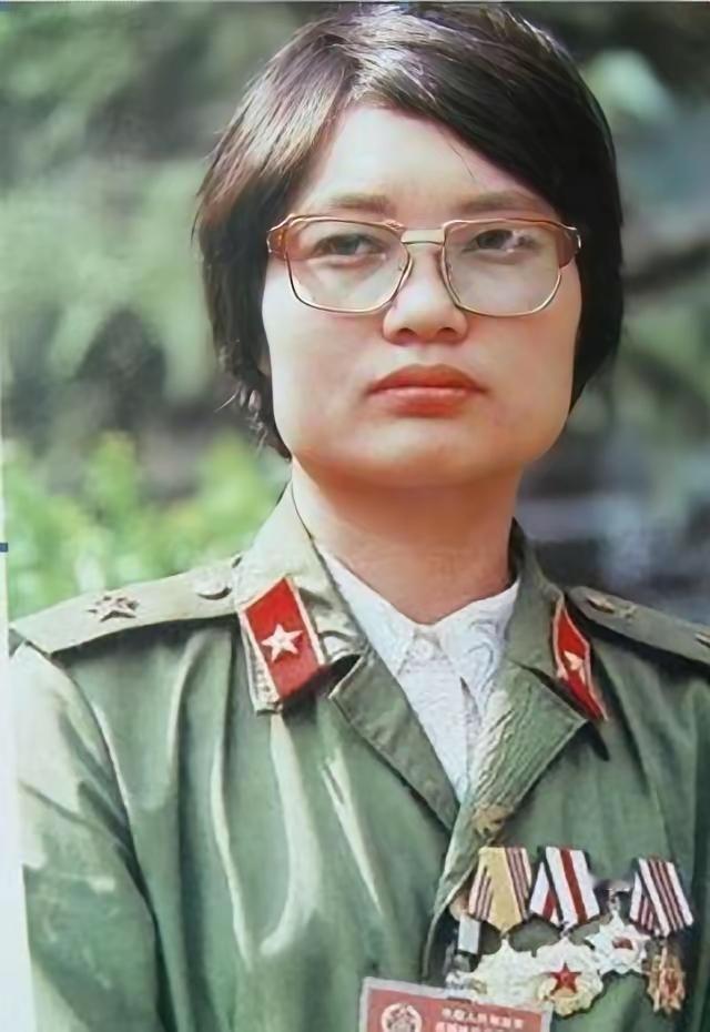 1987年，一个女医生被哨兵拦住，要求出示通行证，没想到，她直接掏出一颗手榴弹：