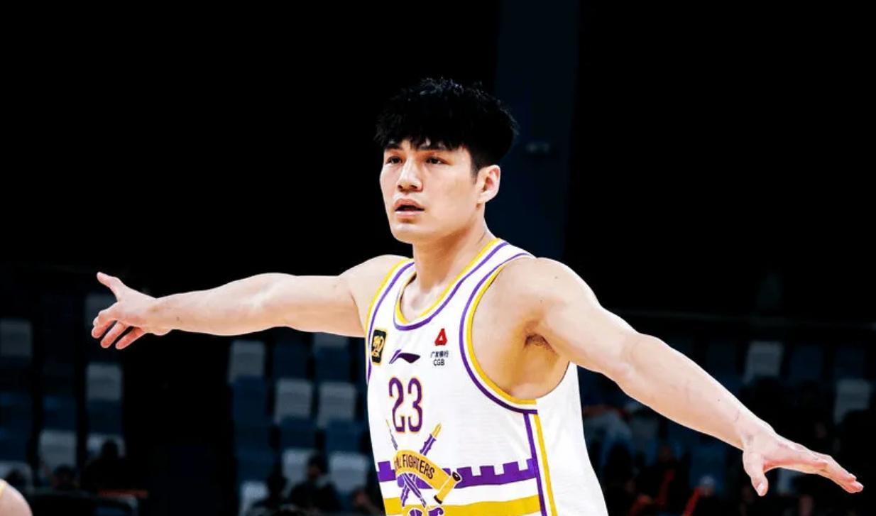难道是广州龙狮俱乐部拿下陈国豪，然后加工包装一下来年卖给广东宏远吗？据知名媒体