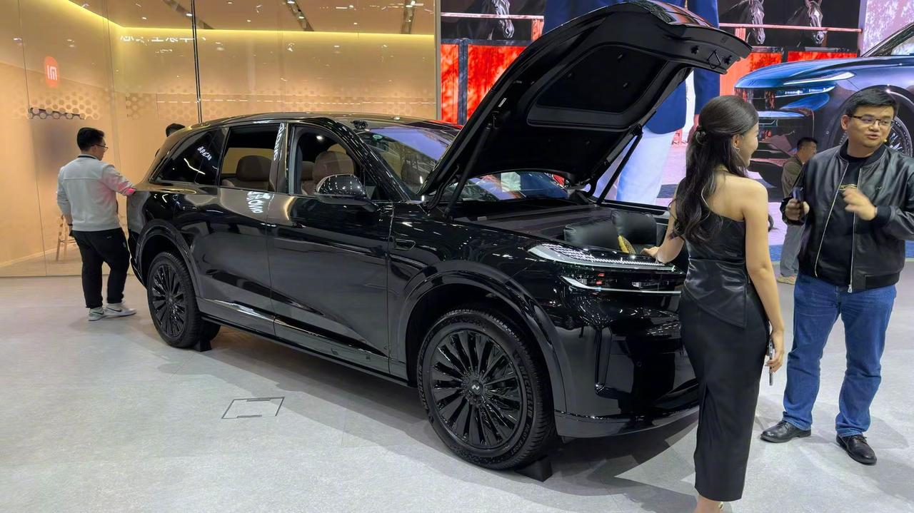 乐道L90黑骑士版曜黑登场，以全车专属黑色套件、21英寸曜黑轮圈，最为显眼。动力