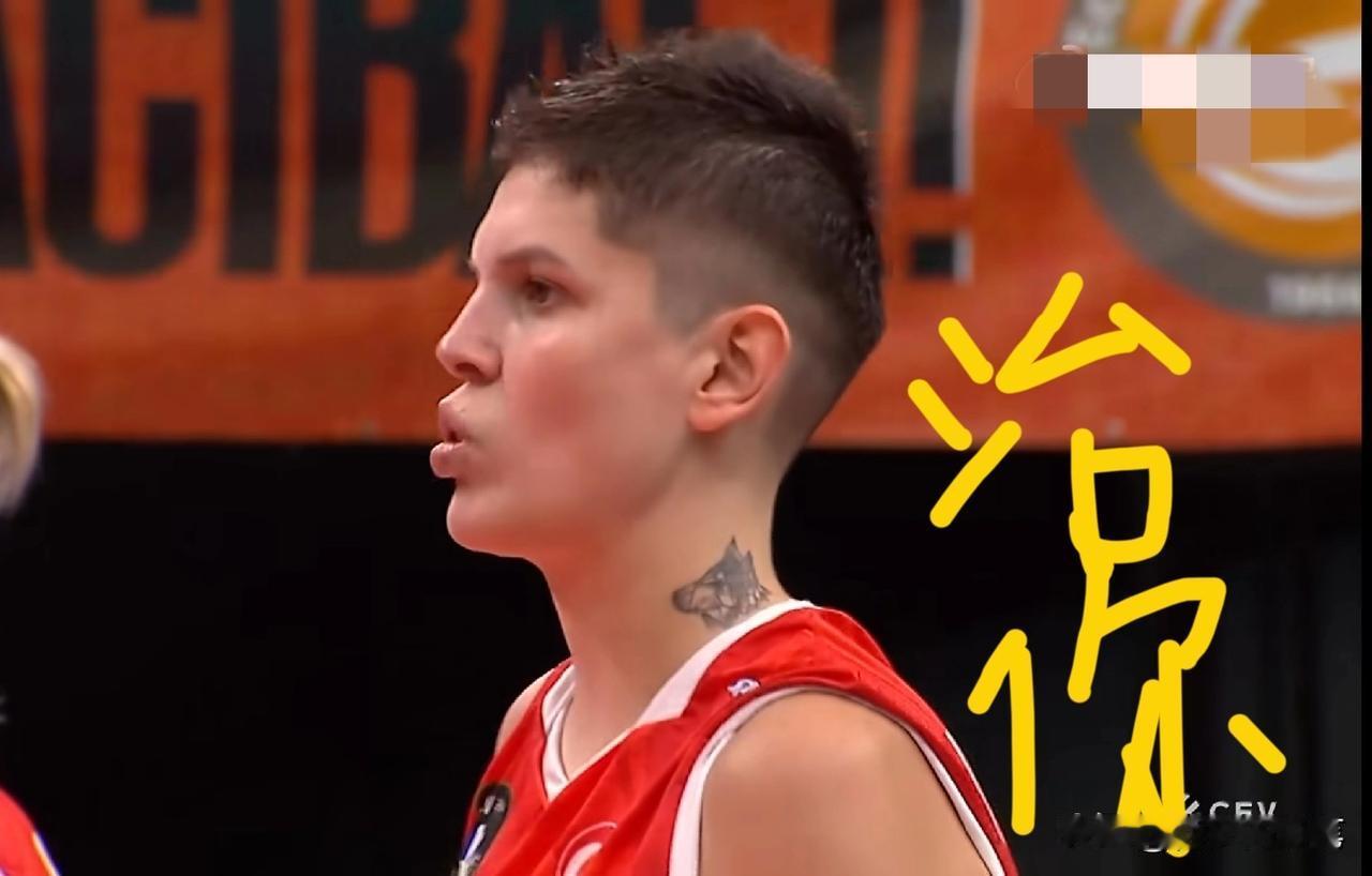 卡拉库尔特，拦网神了，怒砸地板，熊抱教练，太出戏了[呲牙笑]瞧，欧冠的卡拉库尔特