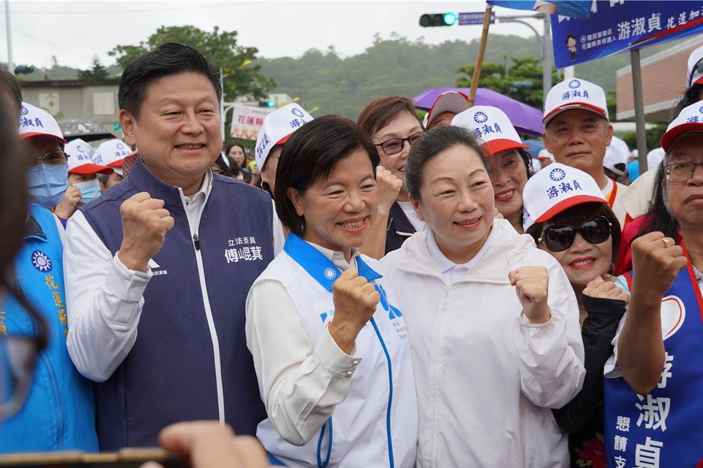 傅崐萁陪同徐榛蔚登记参选花莲县长。国民党征召的花莲县吉安乡长游淑贞，9月3日在