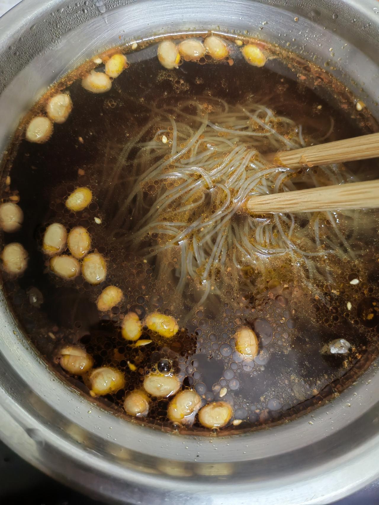 今天的早餐是一碗酸辣粉，这个酸辣粉还是同事在网上买的，她说很便宜，才2块钱一包。