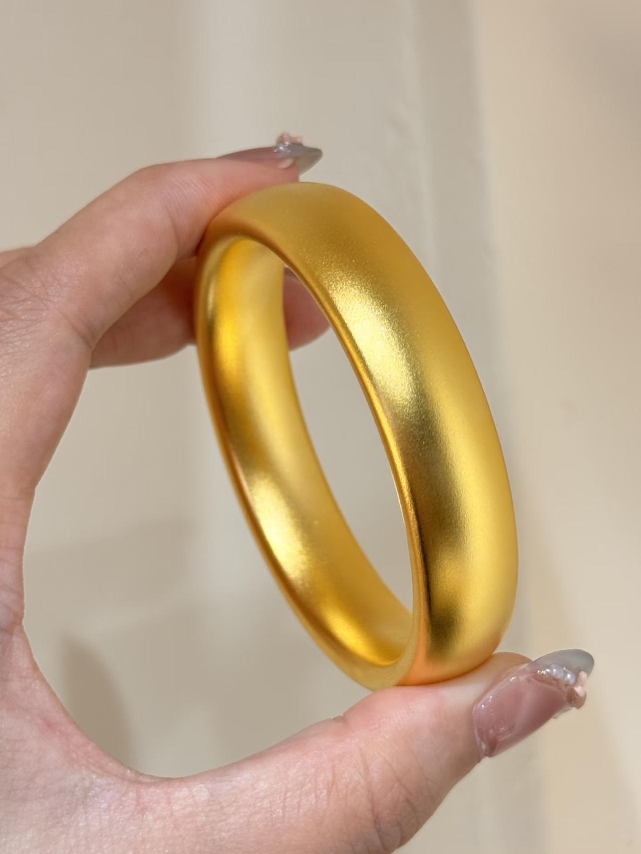 金价彻底乱套了！今天陪妹妹去金店买手镯随便一个100克金镯子竟然要11万！