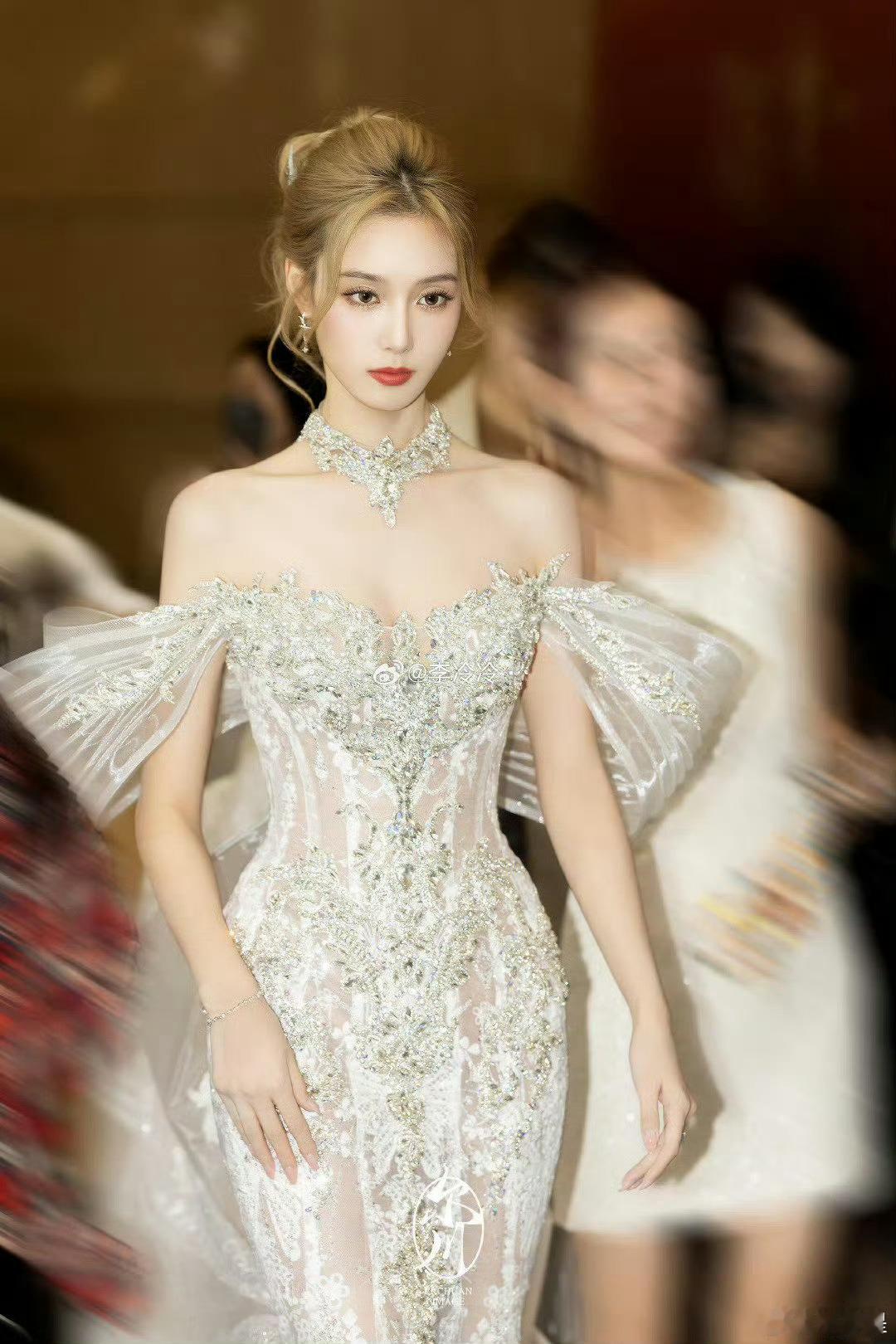 徐艺洋的造型总能带来惊喜！这身重工鱼尾裙勾勒出优雅线条，比婚纱更显灵动别致。其实