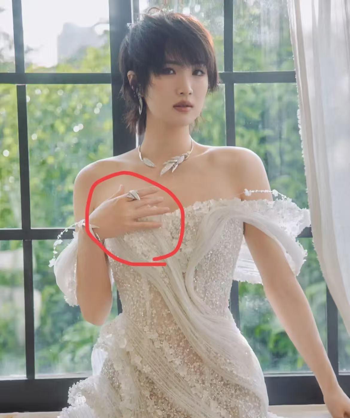 大家发现没有？姚安娜现身鸿蒙星光盛典，居然没有做指甲也没有花枝招展的妆容，要知