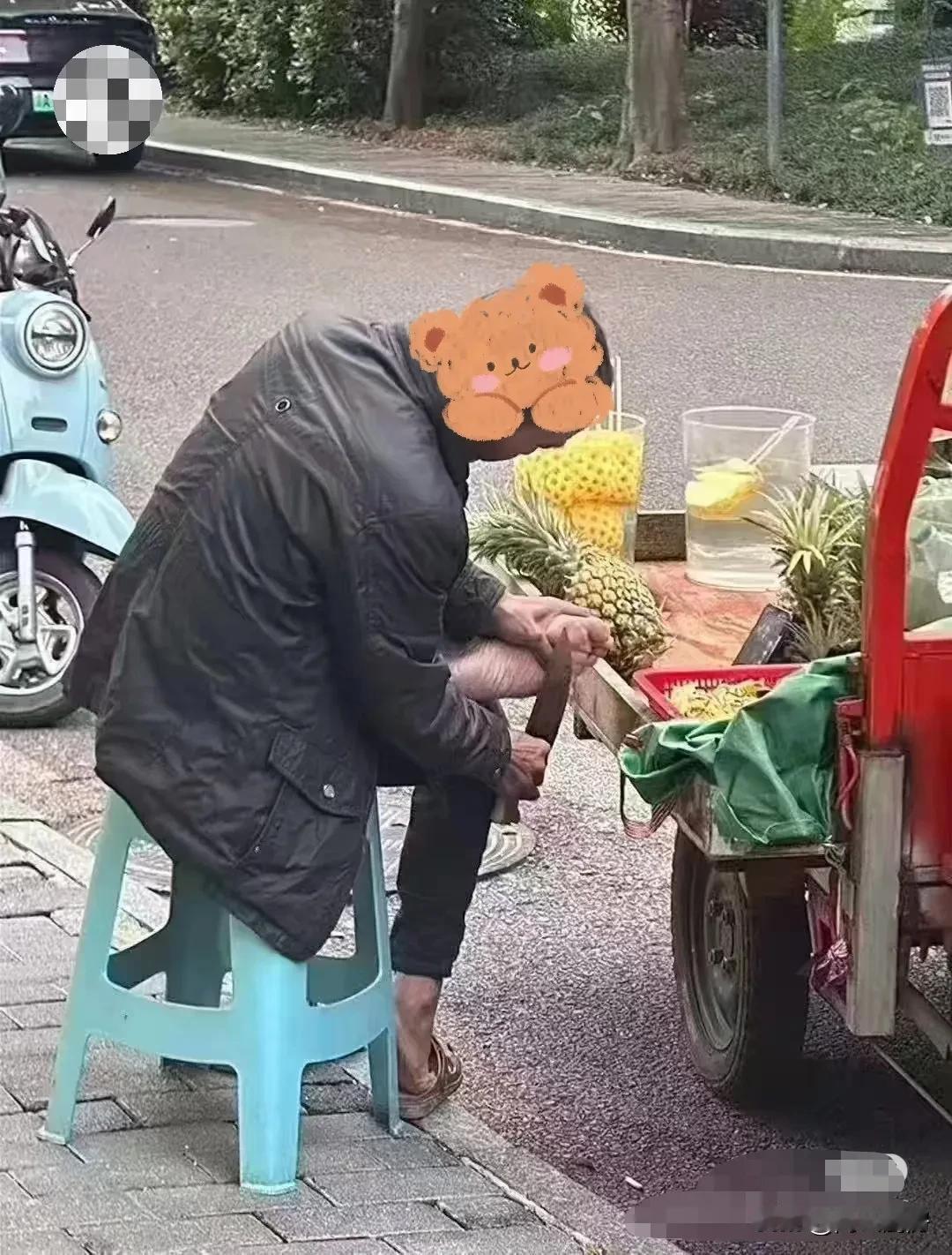 一觉醒来天塌了！难怪每次吃的菠萝味道都怪怪的！这种卖菠萝的摊子街边随处可见，