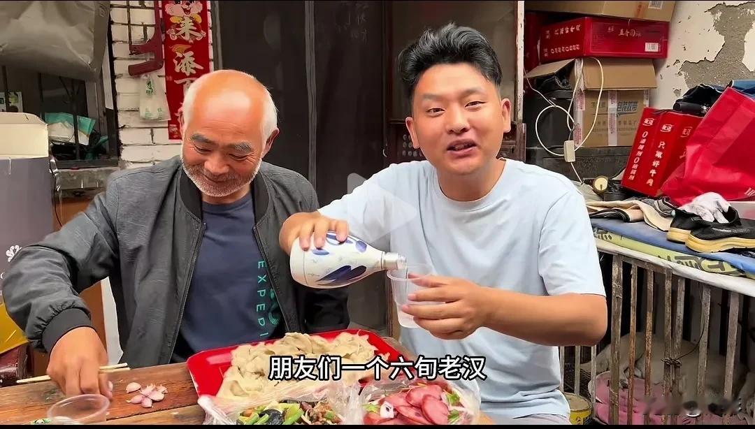 这小子是真tm坏，找一个傻子胖老头，天天让老头吃播，吸引粉丝赚钱，胖老头吃成脑梗