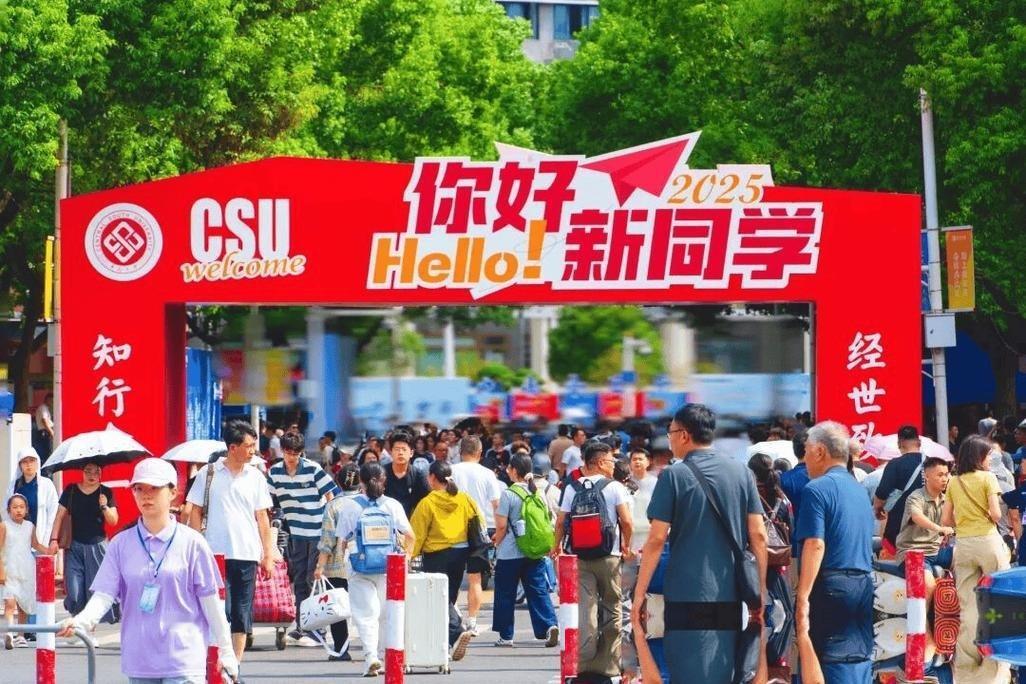 最近，全国各地的大学都在陆续开学，不管是高铁站还是机场，到处都是大包小包送新生