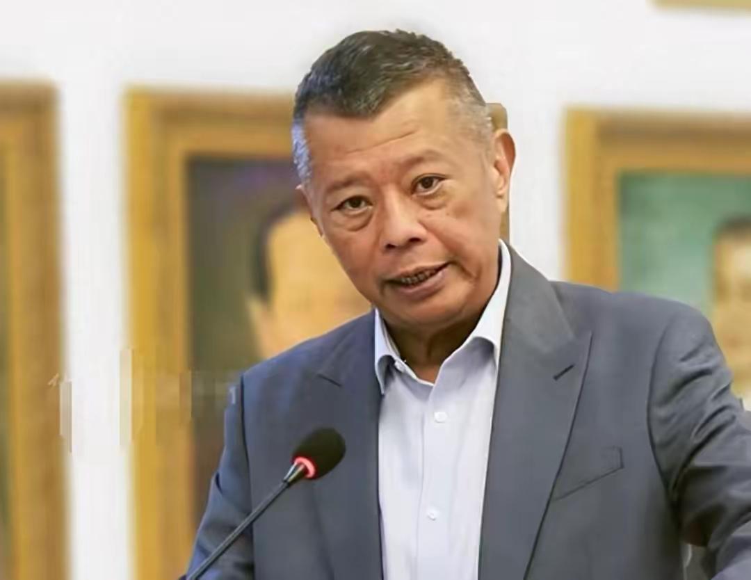 雷穆拉该怎么办？19日，菲进步团体在监察署外进行抗议，要求这一独立的司法机构立