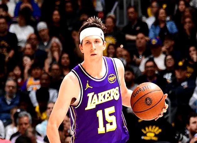 神话破灭了。就在一夜之间。那个被捧上天的“村曼巴”，怎么突然就成了累赘？还