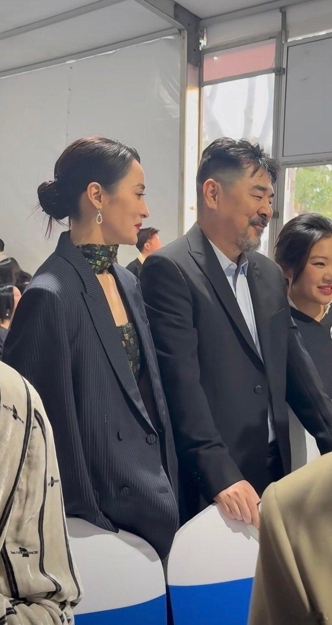 陈建斌你是有点幽默在身上的，搂蒋勤勤跟抓小偷似的，笑到我眼泪直流！