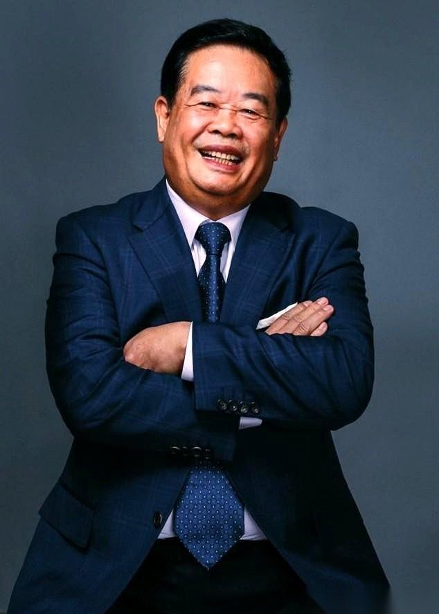 花了100万给一个小女孩换肾，结果人家出院时赖着不走，说“你得养我一辈子”。换