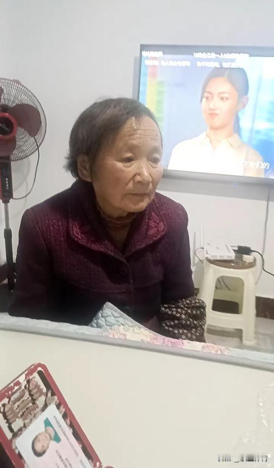 离婚六年，前夫消失得无影无踪，债主和婆家人都当我是空气。我却把那个骂我“扫把星