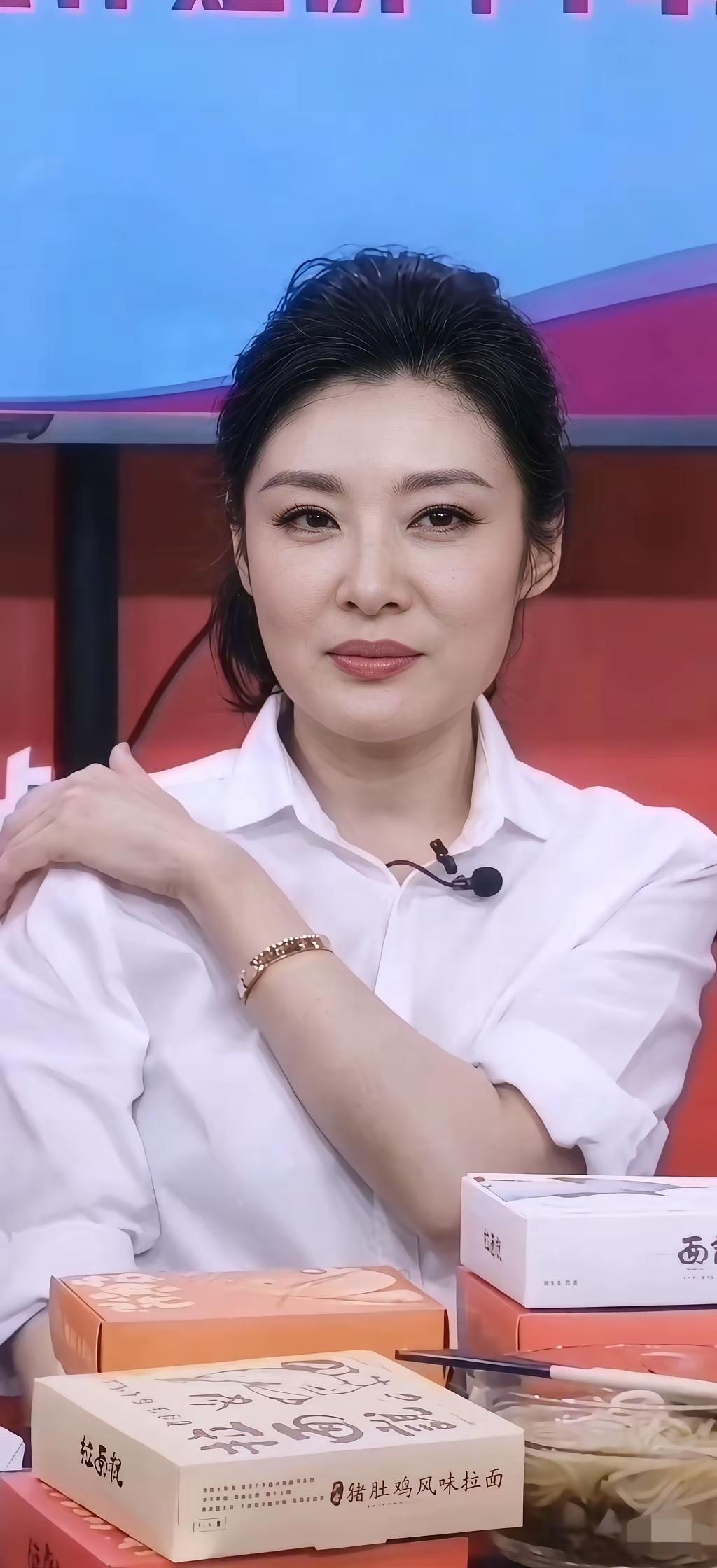 这样的周涛恐怕没有人不喜欢现在才知道她为什么去拍短剧因为她有资格人长的好