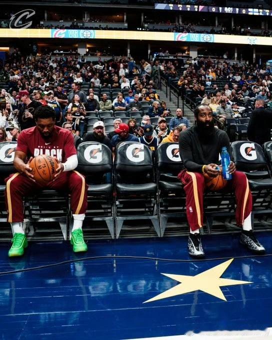 哈登谈与米切尔的合作：惺惺相惜，无私彼此成全！近期，哈登在采访时谈到与米切尔