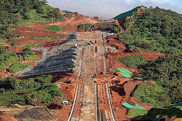 沉睡近30年的几内亚西芒杜铁矿，这回总算被“唤醒”了！当年力拓勘探队钻进密林时还