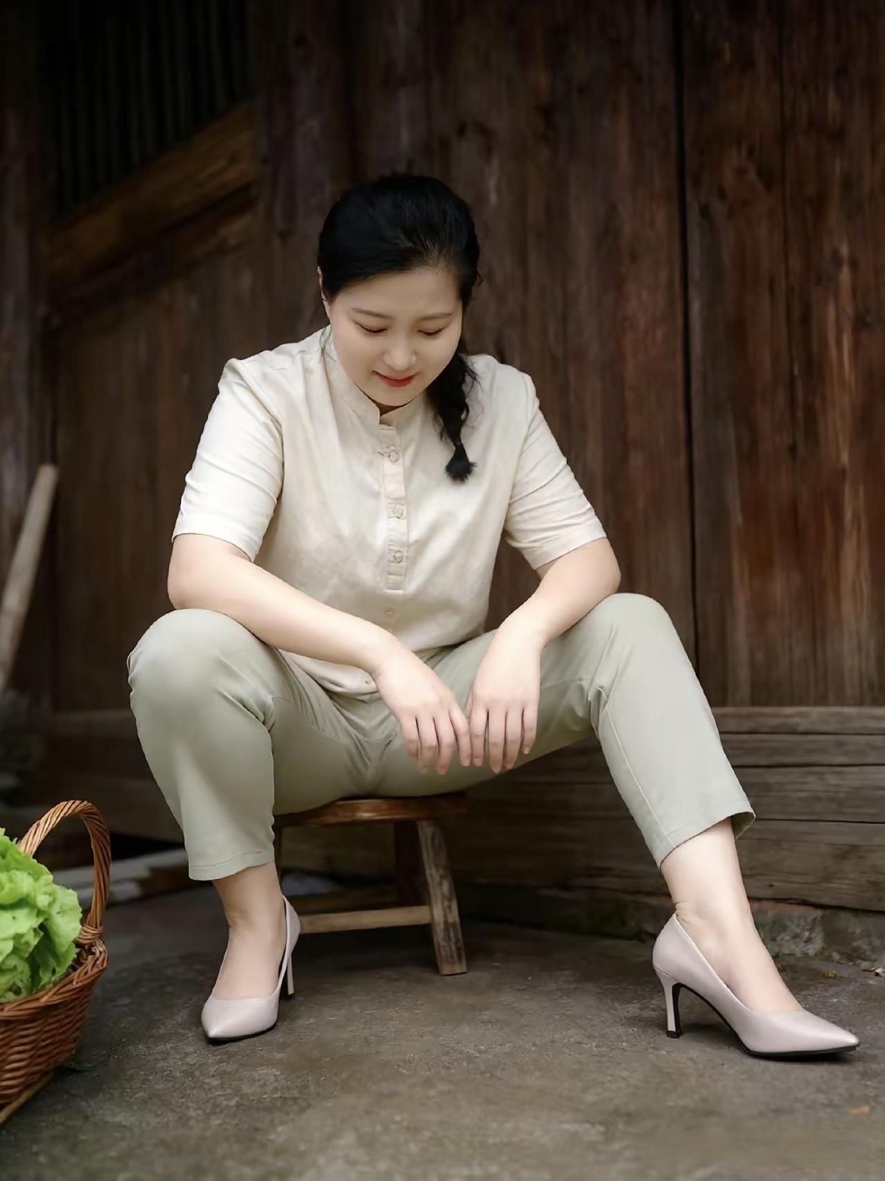 《无奈》素衣简扮农家妆，偏踩高跟俏模样。板凳虽矮心思重，菜篮叶绿愁绪长。木