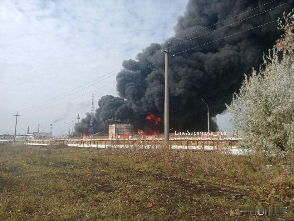 昨夜今晨，乌克兰方面动用无人机对俄罗斯多个地区发动大规模袭击。俄防空值班部