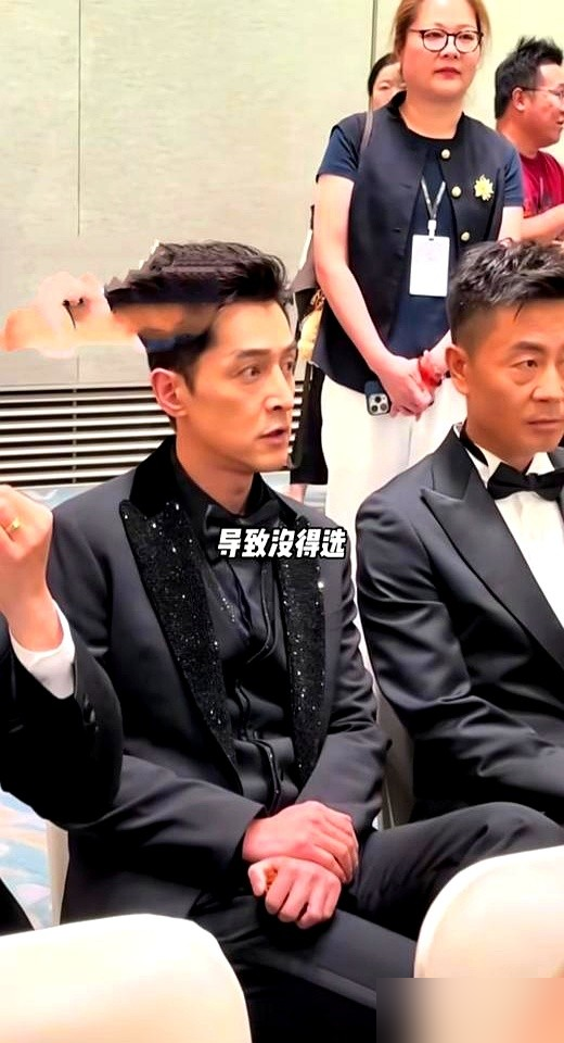 张颂文拍4个月戏，到手才几千块，你敢信？他自己在节目里掏过底，有整整一年，全年收入3万多。后来涨到7