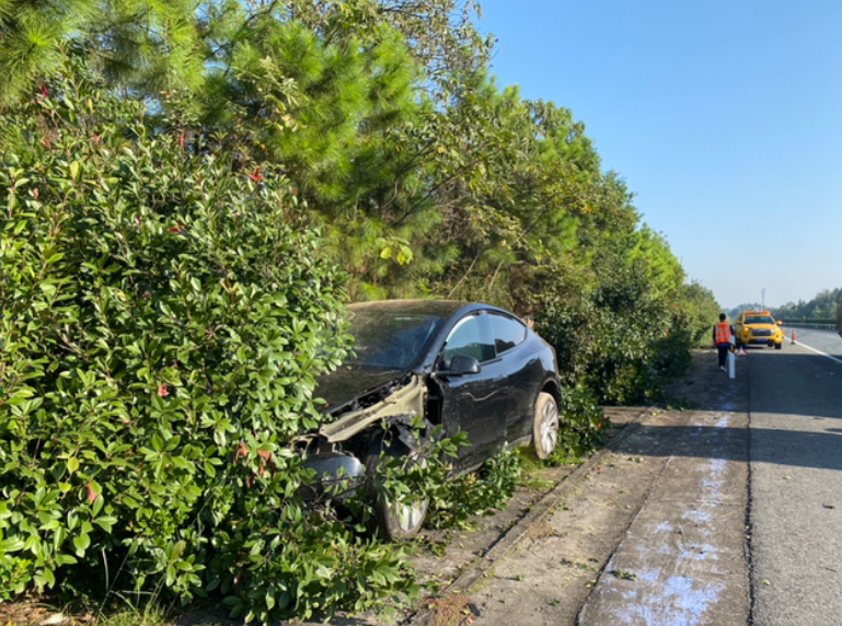 买了两个月的modelY谈下感受买了两个月左右高速撞一下面临报废了可能又