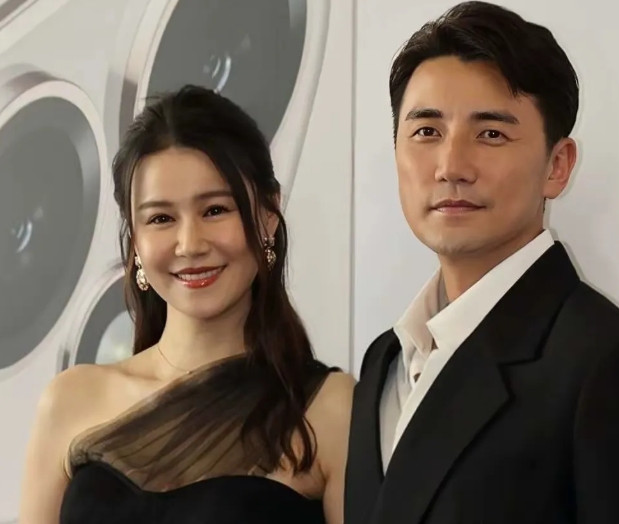 TVB知名女星黄翠如三月生子，产后两月复出，和洪永城出席活动，状态大勇，网友赞其
