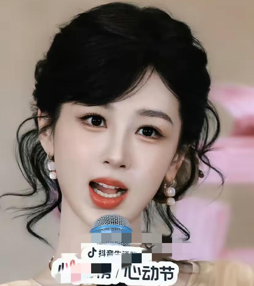 杨紫近期妆容有点奇怪有种似曾相识的感觉但也越来越不像自己了，很精致但总觉得少