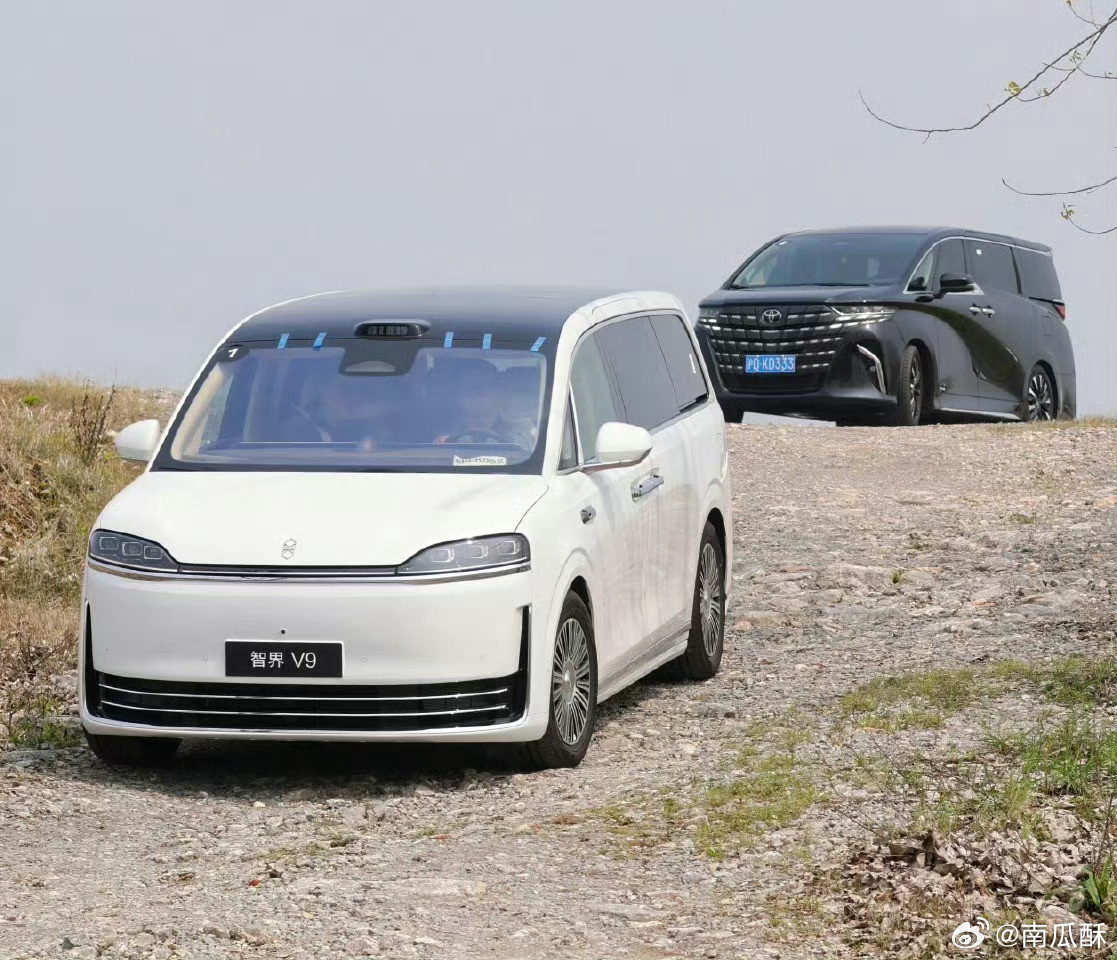 智界V9，感觉黑色好看一些。