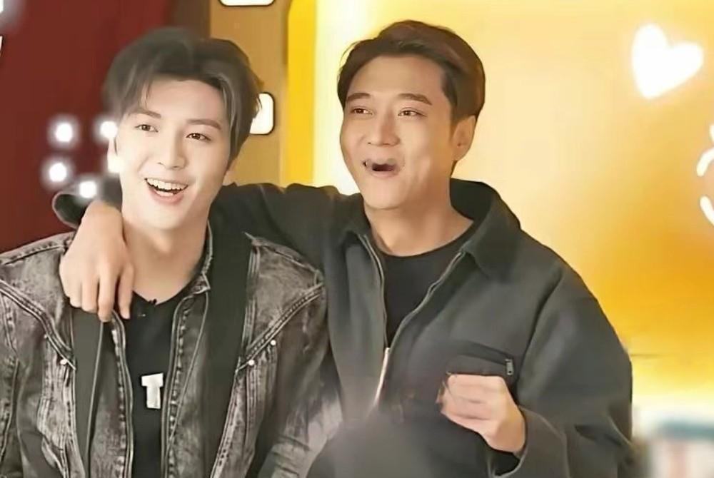 谁说重组家庭只能凑合过？看看这个188cm儿子把50岁妈妈扛肩上跳舞。张镐濂