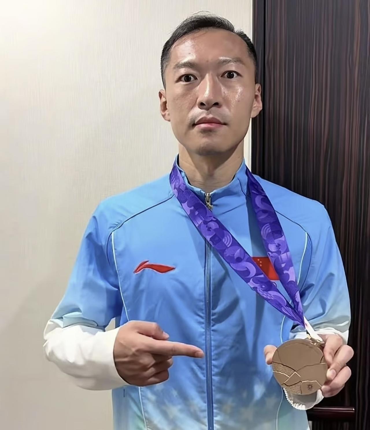 吴曦37岁还能拿到亚运奖牌，估计做梦都会笑醒。想当初，他在网上被多少人网暴，这