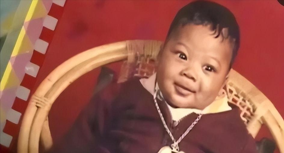 2000年8月，上海老太，在买菜的路上，捡到一名弃婴，儿女们一致反对！然而，老太