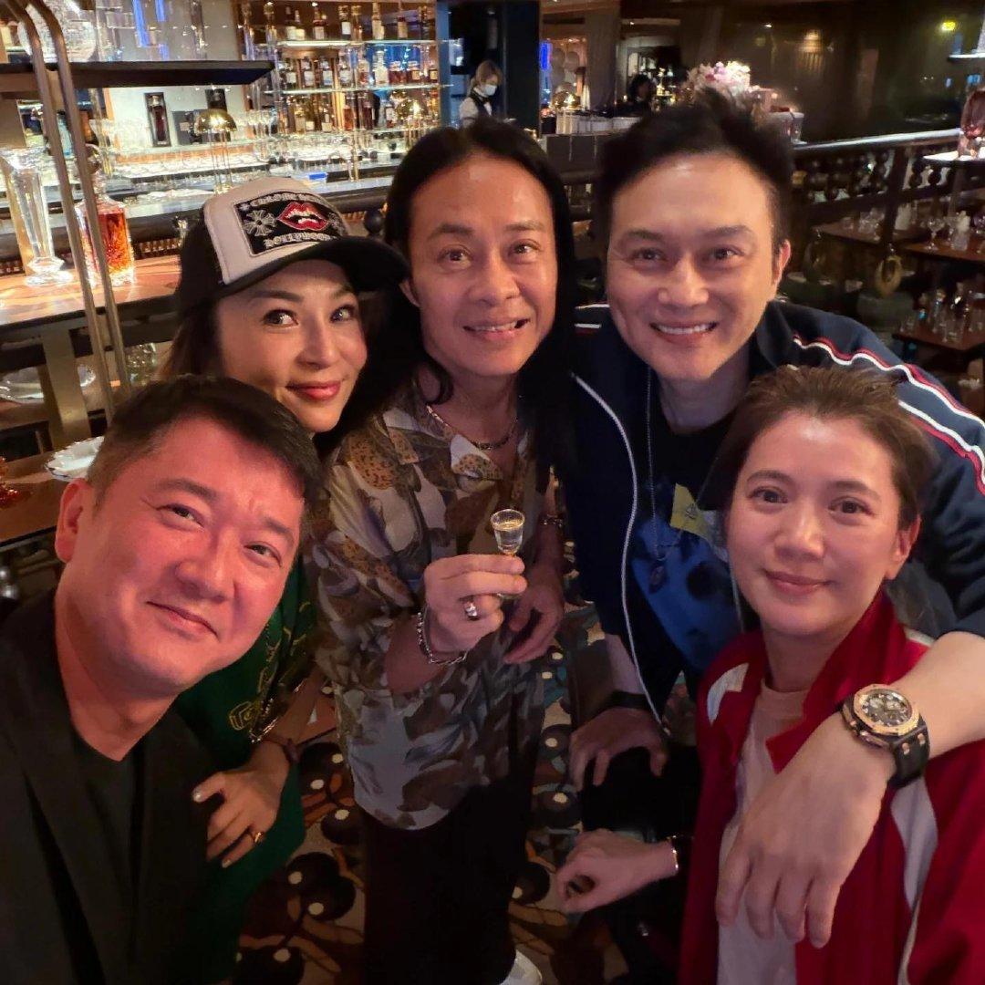 54岁张智霖和老婆袁咏仪在香港酒吧参加朋友聚会，夫妻俩都是素颜，看起来和化妆后差