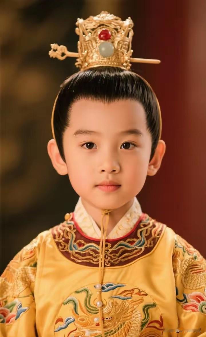 钩弋夫人被赐死前夜，汉武帝没看她，只盯着三岁刘弗陵的小手——那孩子正用指甲在椒房