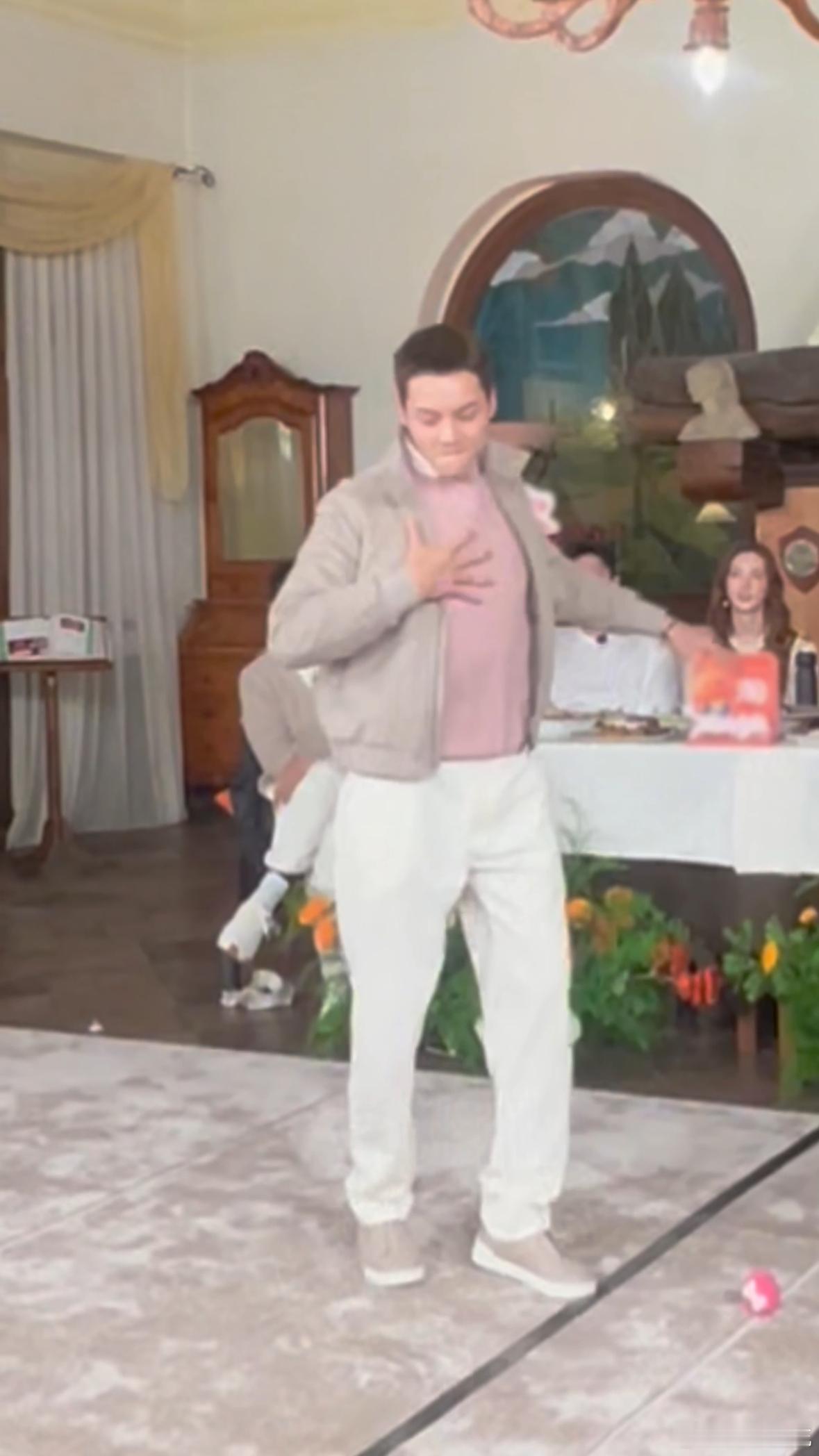 陈伟霆输了粤语但跳舞通杀现在就出发粤语虽然输了，但陈伟霆的舞蹈就是他的“硬实力